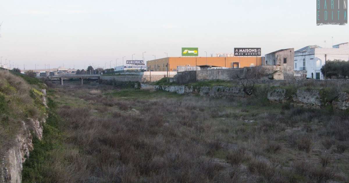 Bari, la zona di Santa Caterina: l� dove la natura si scontra con i grandi magazzini